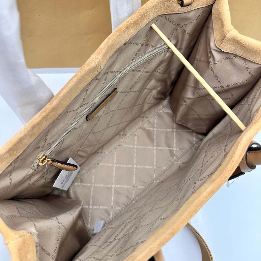 MICHAEL KORS
Mirella Medium Suede and Faux Shearling Tote Bag - Picture 10 of 16